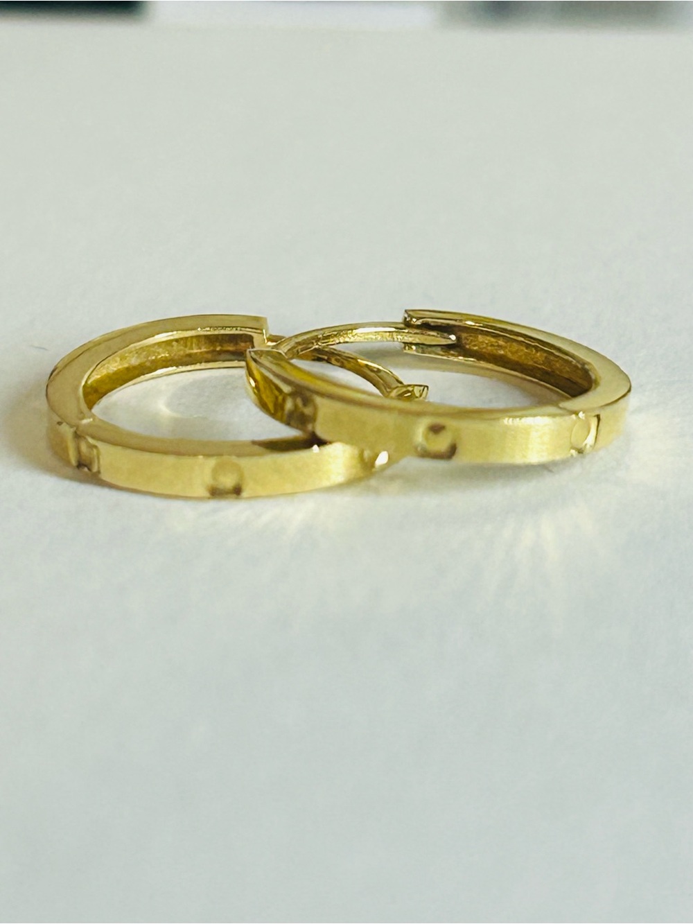 Subject: 18K Gold Classic Screw-Motif Huggie Earrings – 13.5mm